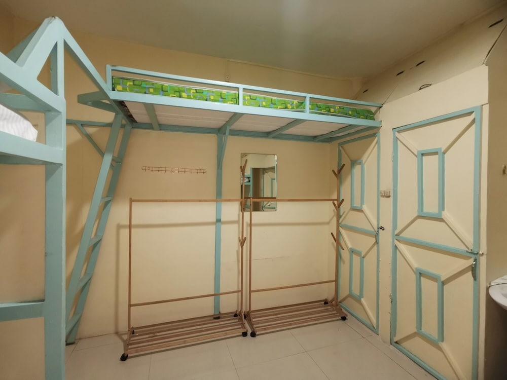 Resort’s Side Hostel near Shangrila
