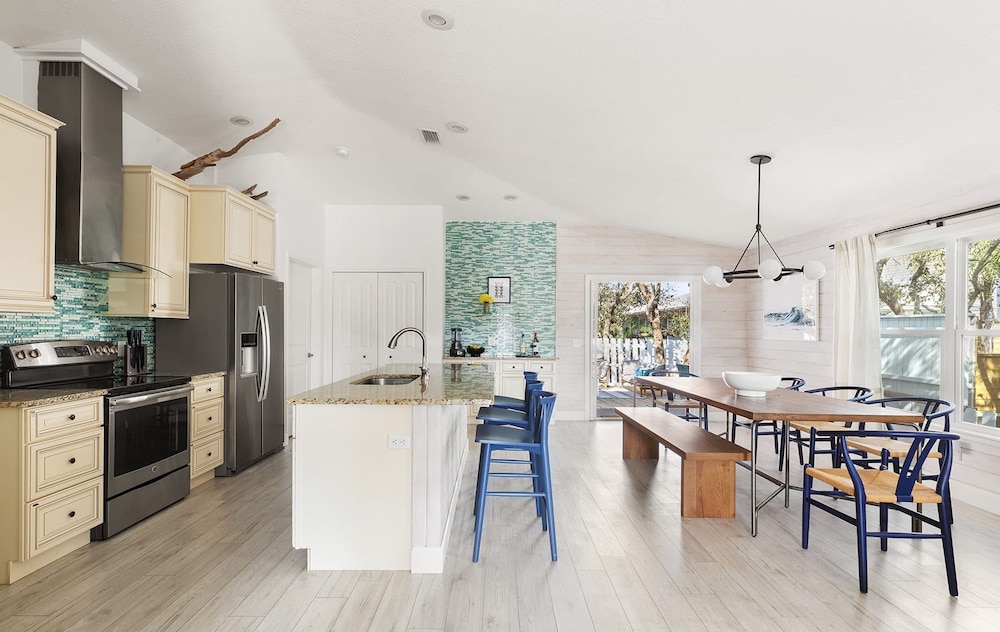Cottagecore Coast Deck Hot Tub Surf-centric Neighborhood Kids Suite