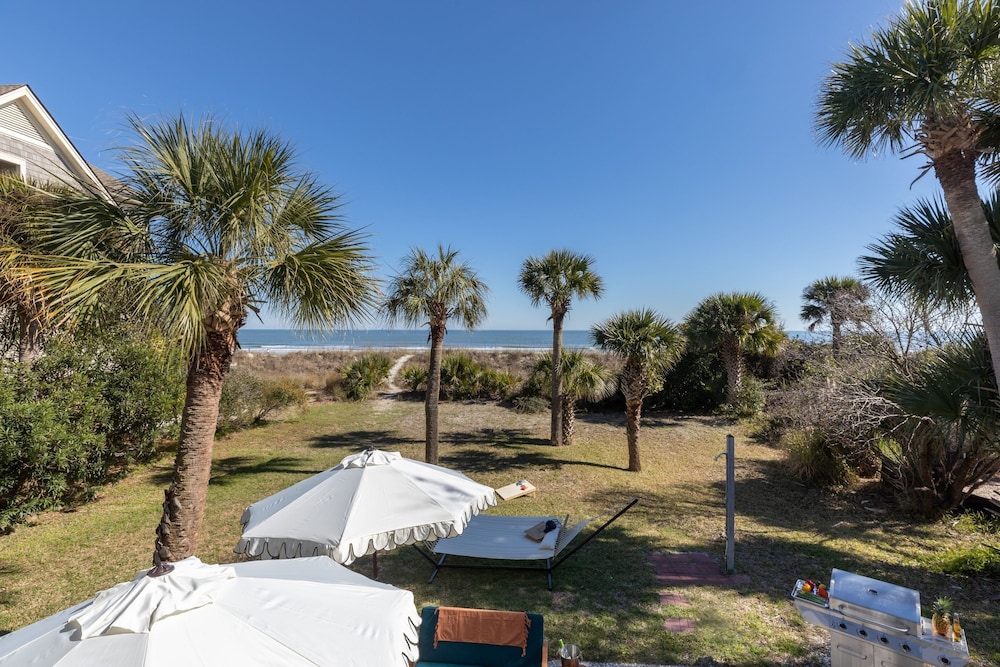 Sandpiper by Avantstay Gorgeous Beachside Home w Spacious Yard Chic Design