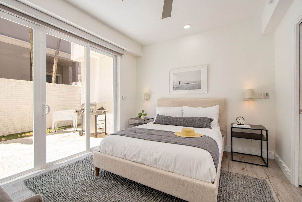 Sea Breeze by Avantstay Across From Fort Lauderdale Beach Pool Out Door Dining Fire pit