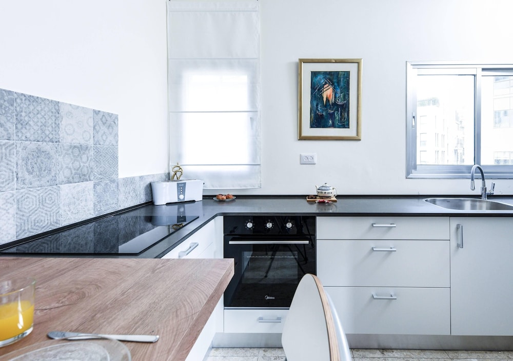 Apt with Balcony In the Heart of TLV view 5