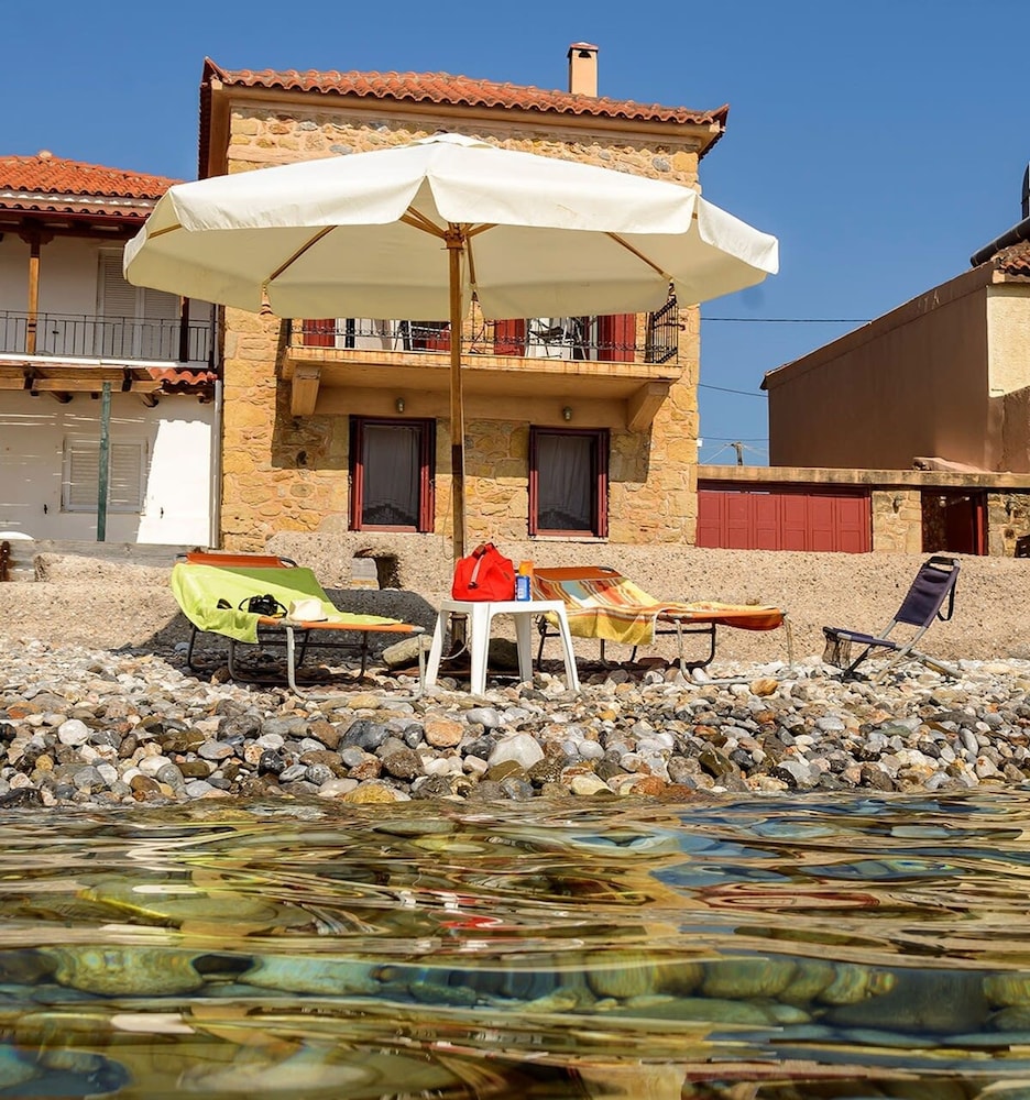 Waveside Sanctuary - Luxurious Seastone Villa