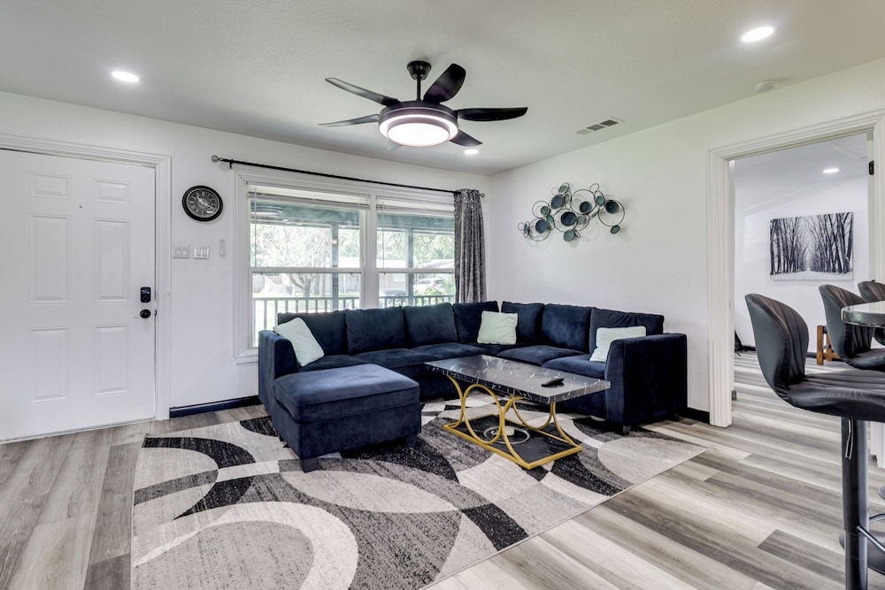1 Mi to At&t Stadium: Family Home w/ Large Yard!