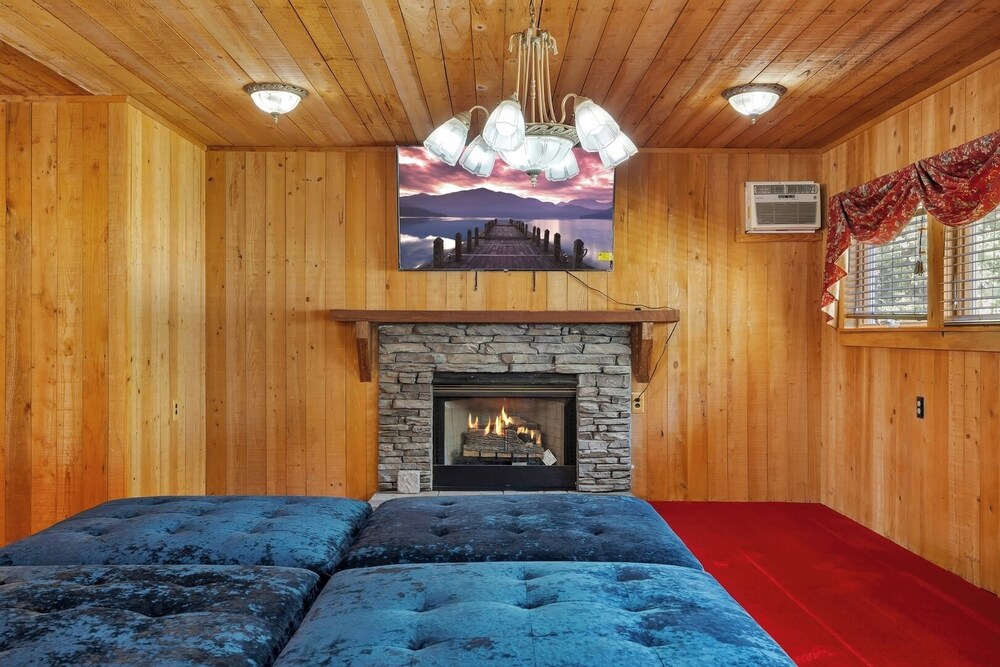 Pet-friendly 3BR Lake House Firepit + Pier