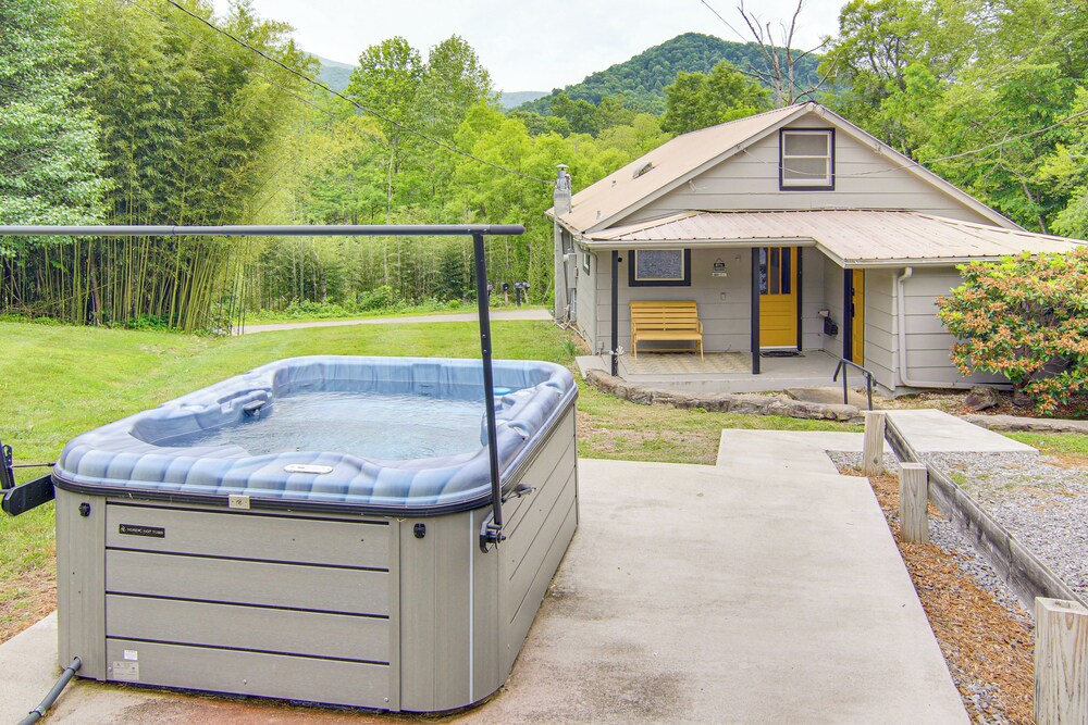 Private Hot Tub: Cottage Near Hikes & Pigeon River