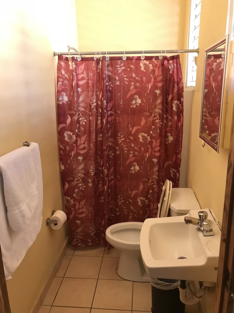 Henry's GuestHouse - Hostel