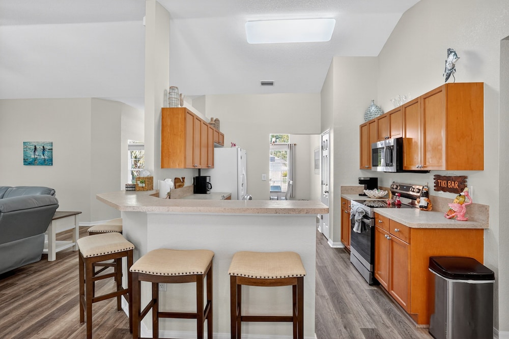 Spacious 4br Retreat With Heated Pool & Spa 4 Bedroom Home