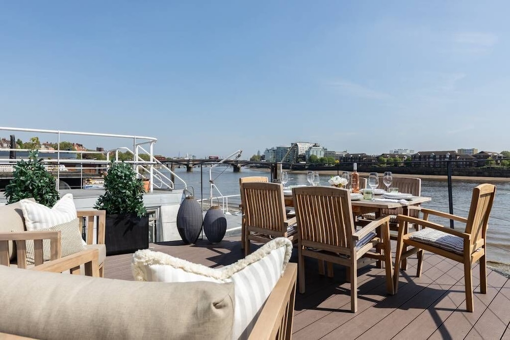 Cheyne Walk Houseboat by Onefinestay