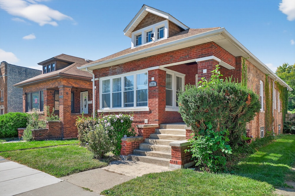 Chicago Getaway With Pool Table & Modern Comfort 3 Bedroom Home