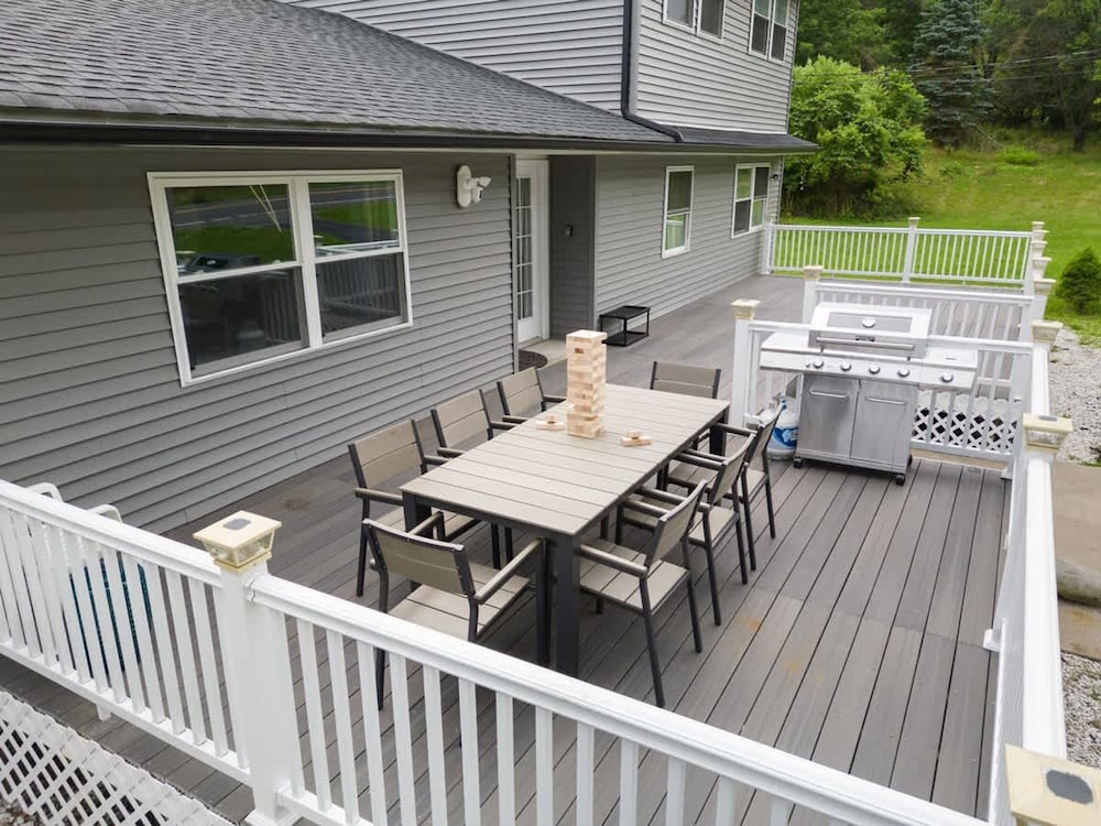 Charming Poconos Retreat w spa Fire pit Deck