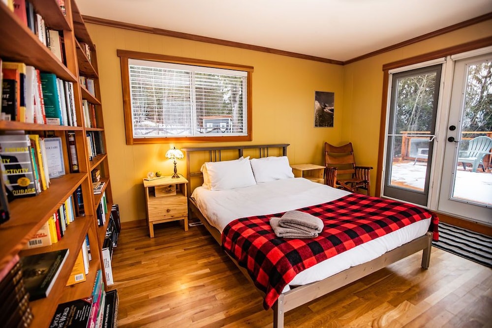 Basecamp Cabin by Revelstoke Vacations - Image 4