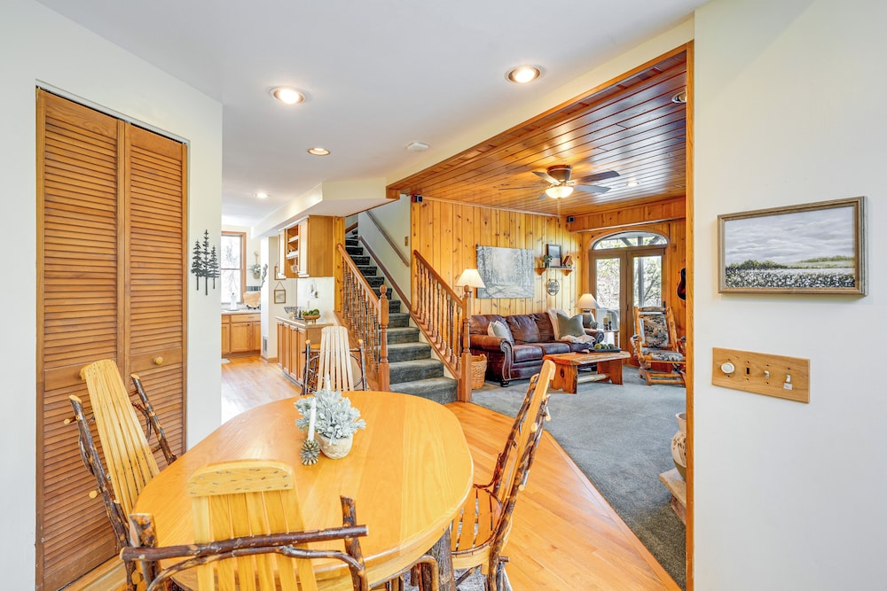 Charming Cottage: Steps to Lake Wandawega!