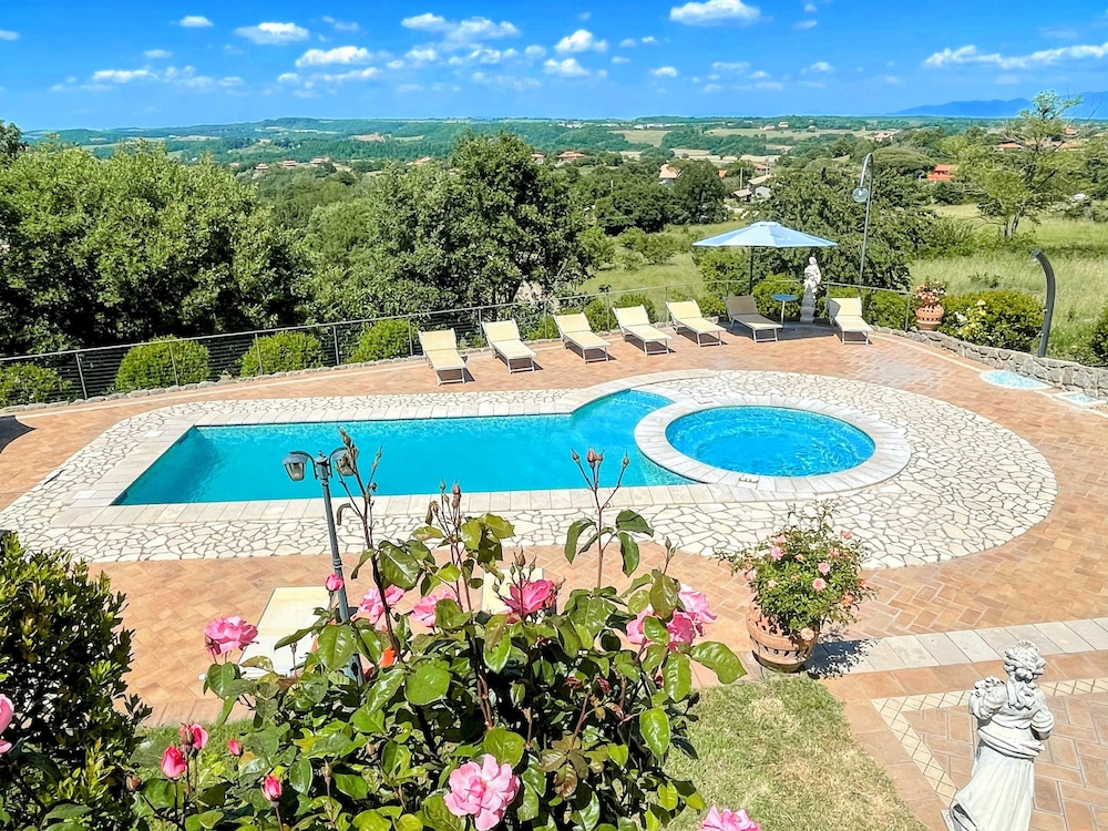 Charming Villa in Umbria - Sleeps 16 - Lake View - Pool, Jacuzzi and Events Room