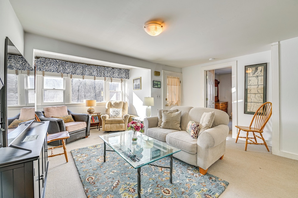 Walk to Town & River: Cozy North Creek Cottage
