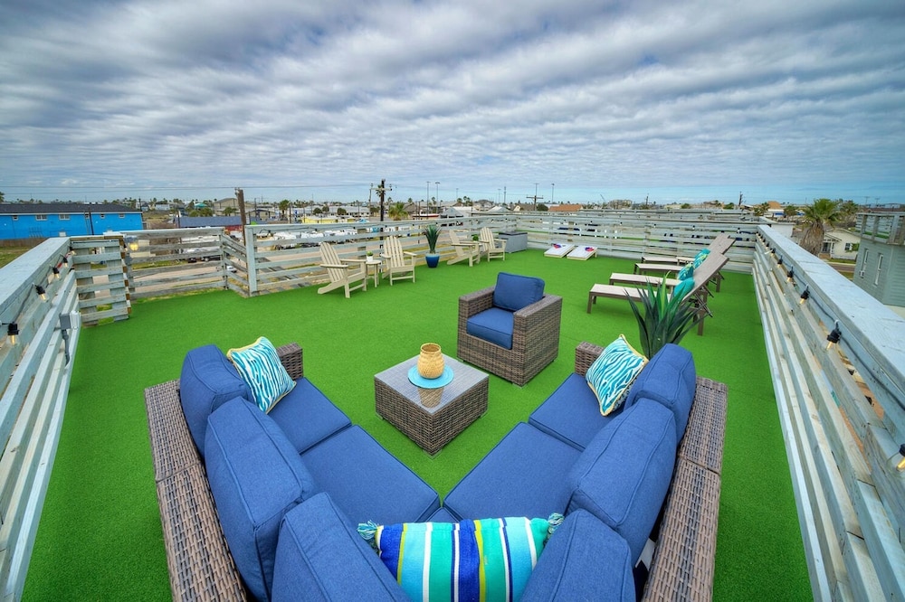 Lost Shaker of Salt by Avantstay Rooftop Pool
