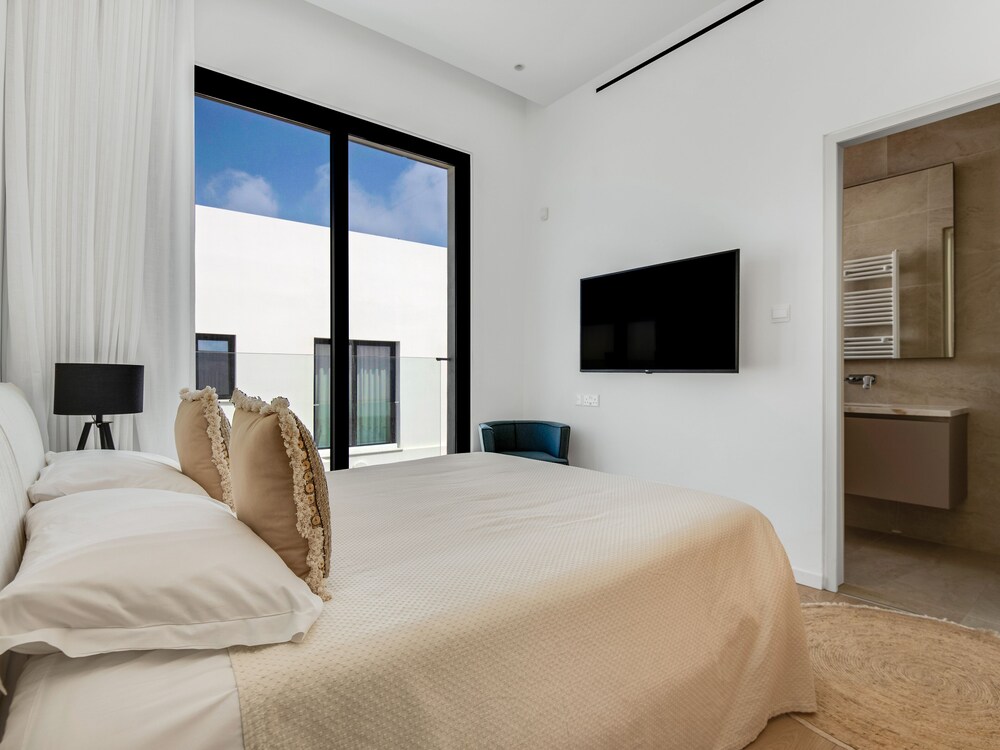 Sanders Konnos Bay Aphrodite - Exquisite 6-bedroom Villa On the Beach Front