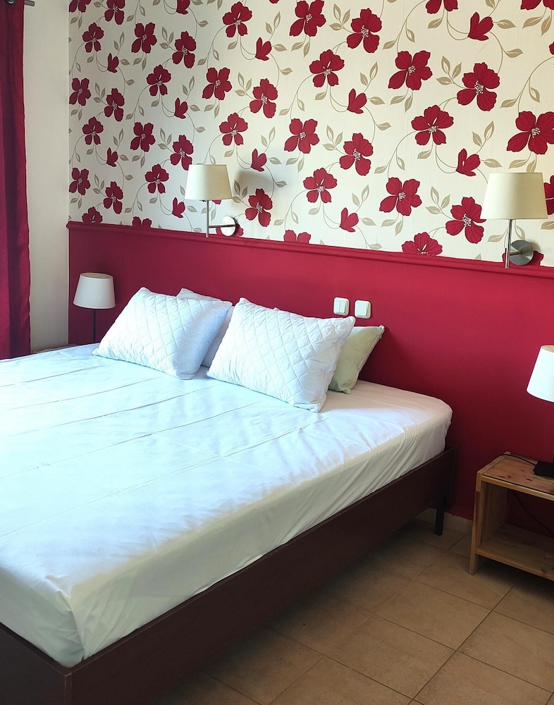 Okeania Seafront Rooms in Kamena Vourla