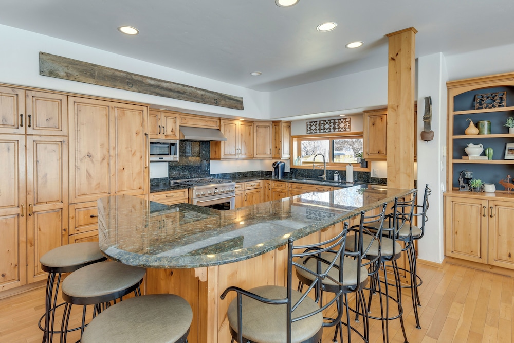 Game Room, Media Room & Pool: Luxe Villa in Craig!