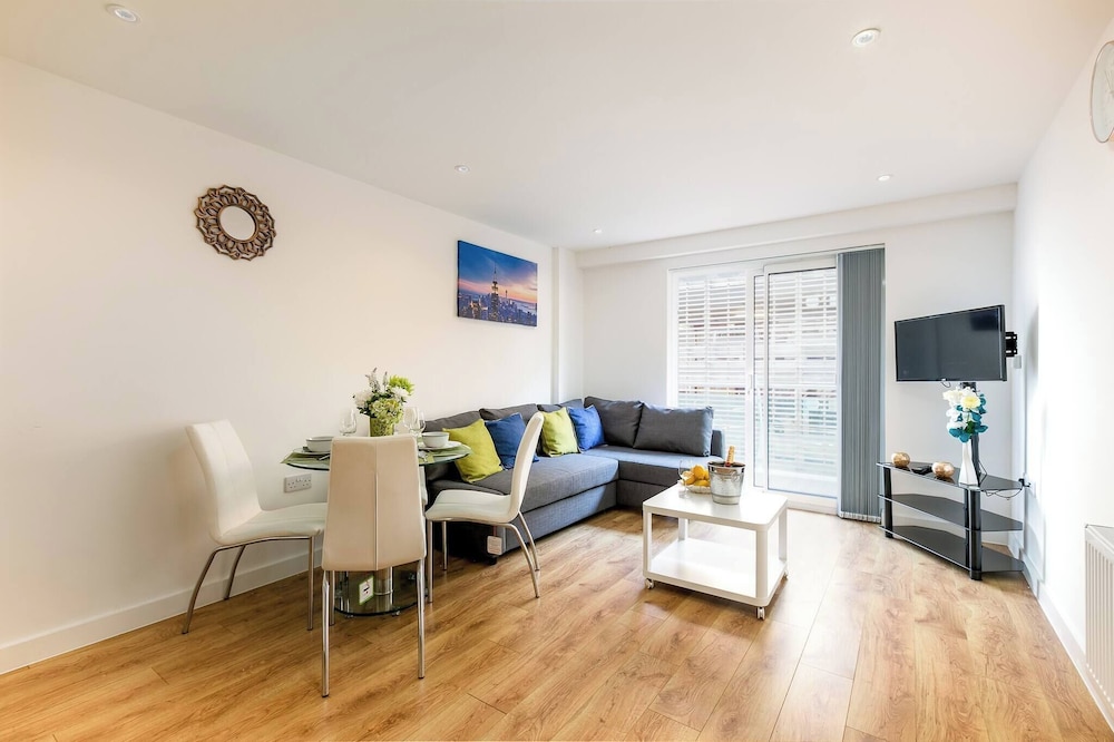 Skyvillion - Tower Point Enfield 2bed Wbalcony view 4