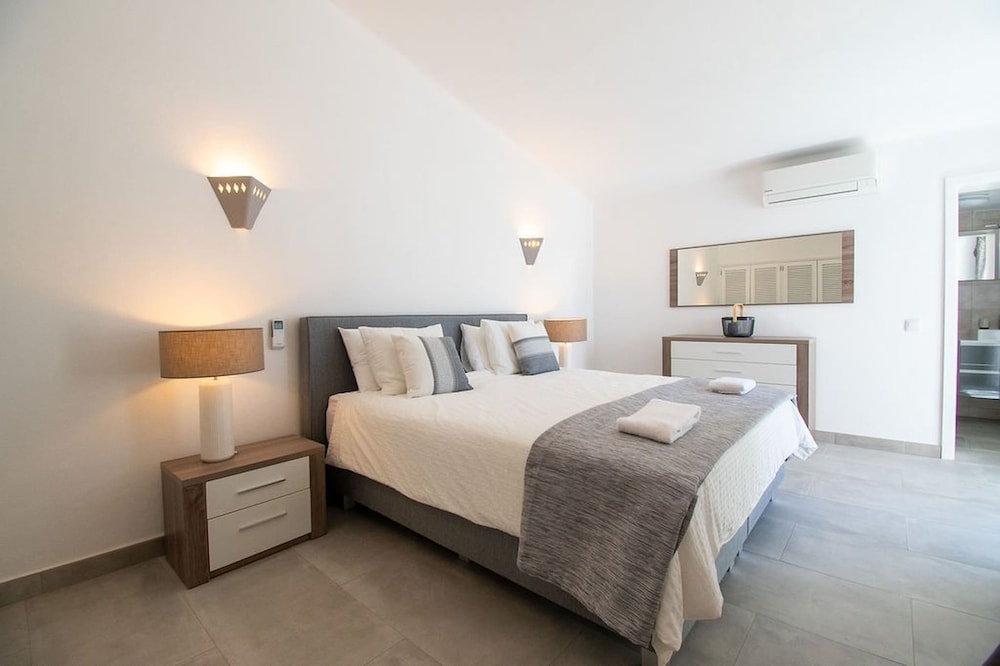 Lavanda Magnificent Five Bedroom Villa in Carvoe