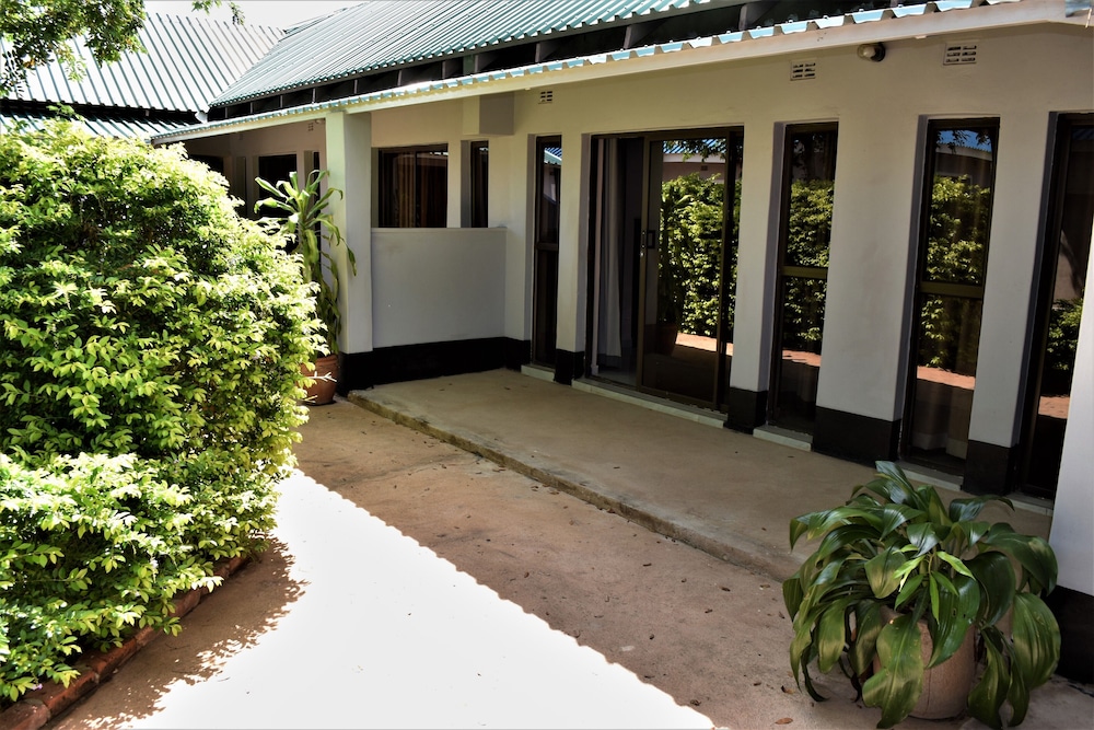 Lulu Guest Lodge