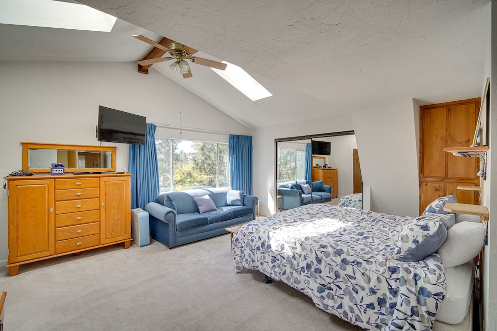 Quaint Big Bear Home w/ Hot Tub: 4 Mi to Skiing!