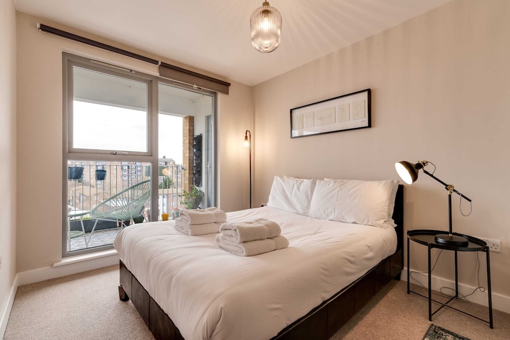 Spacious Modern Camberwell Apartment
