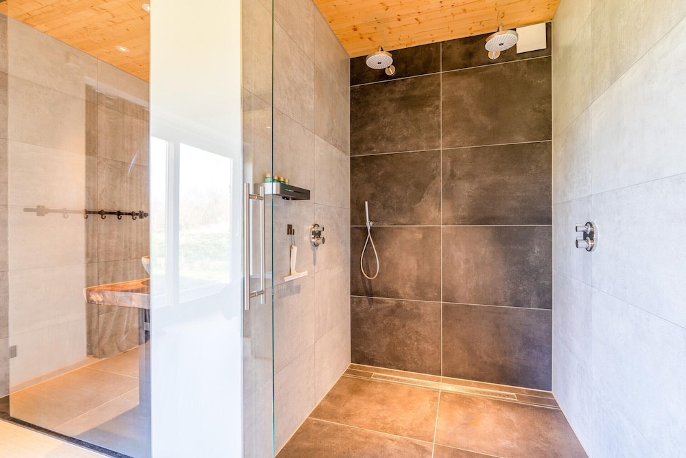 Modern 6-person Villa With Private Hot Tub - Near Beach & Nature