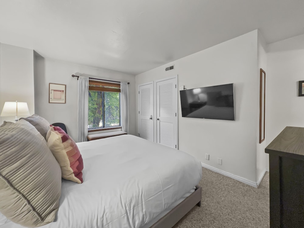 129 Park Station Escape! Cozy Condo With Pool & Hot Tub! Walking Distance To Main Street & Town Lift! 2 Bedroom Condo by RedAwning view 2
