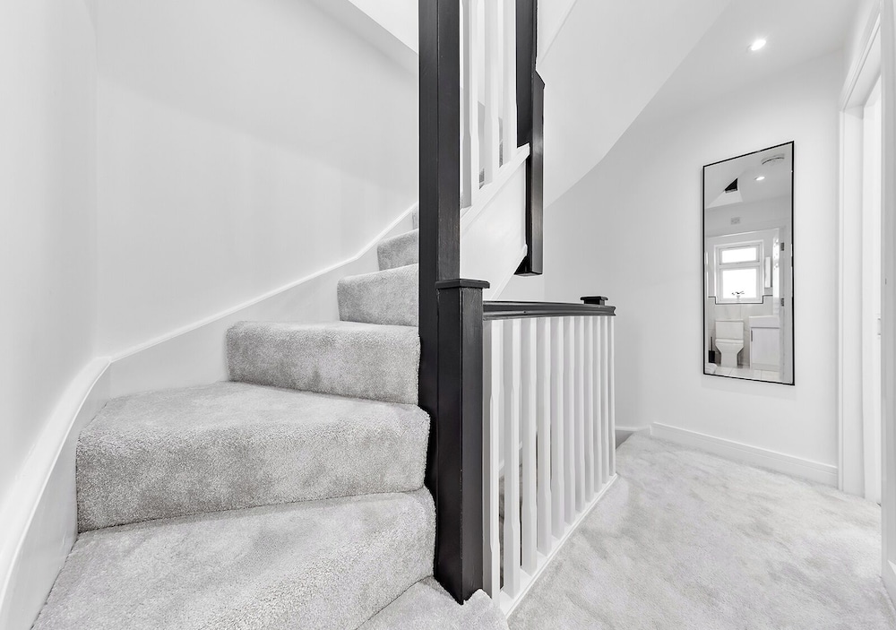 Spacious 4BR Home in Brentford, Free Parking