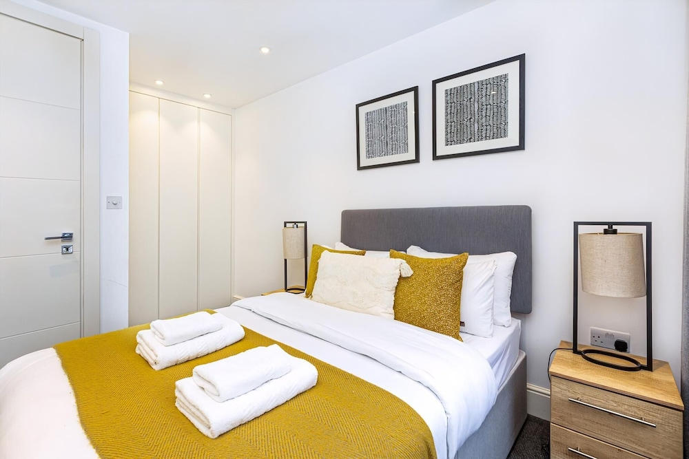 Modern Flat, Steps From Oxford Street!