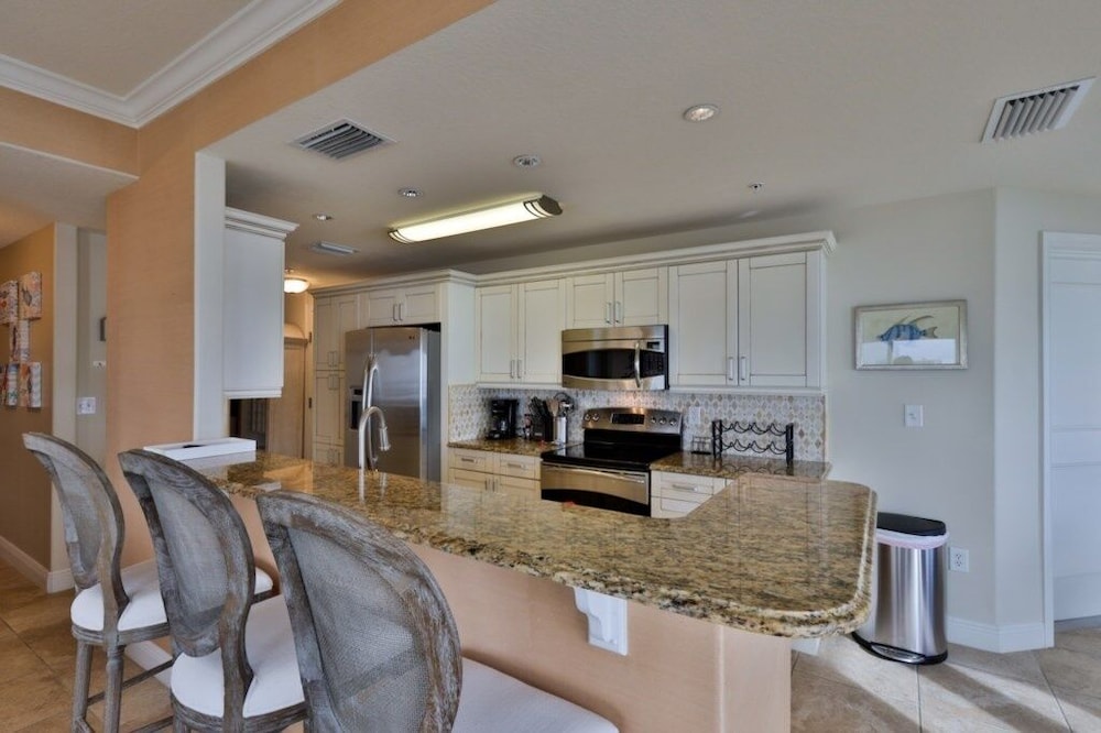 Oceanfront Condo With Beautiful Views 2 Bedroom Condo