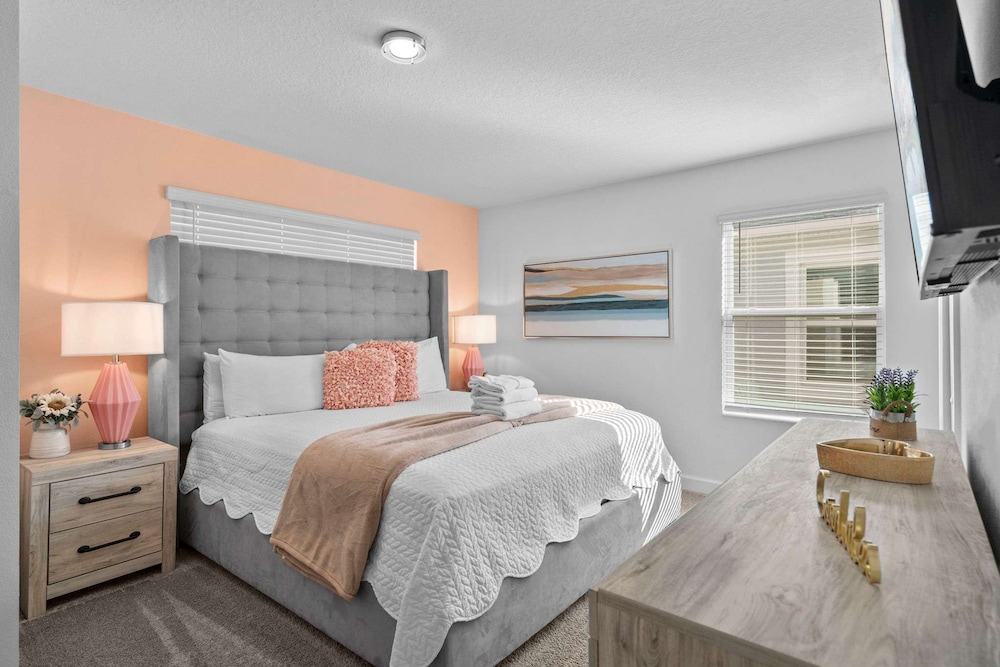 Spacious 5BR Home With Pool Near Top Attractions