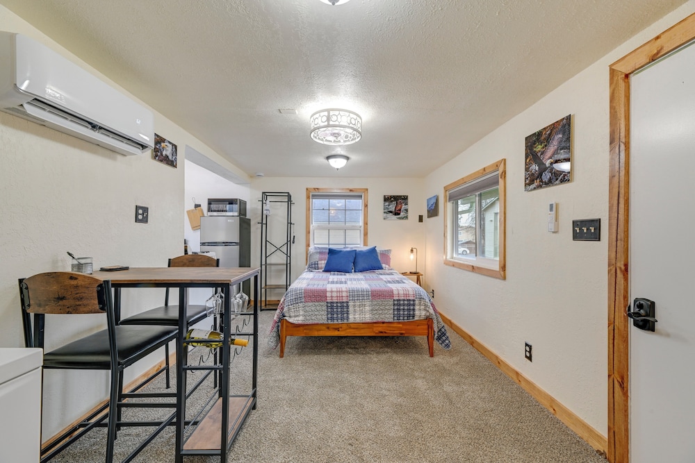 Near Rivers & Trails: Cabin in Rural Grants Pass