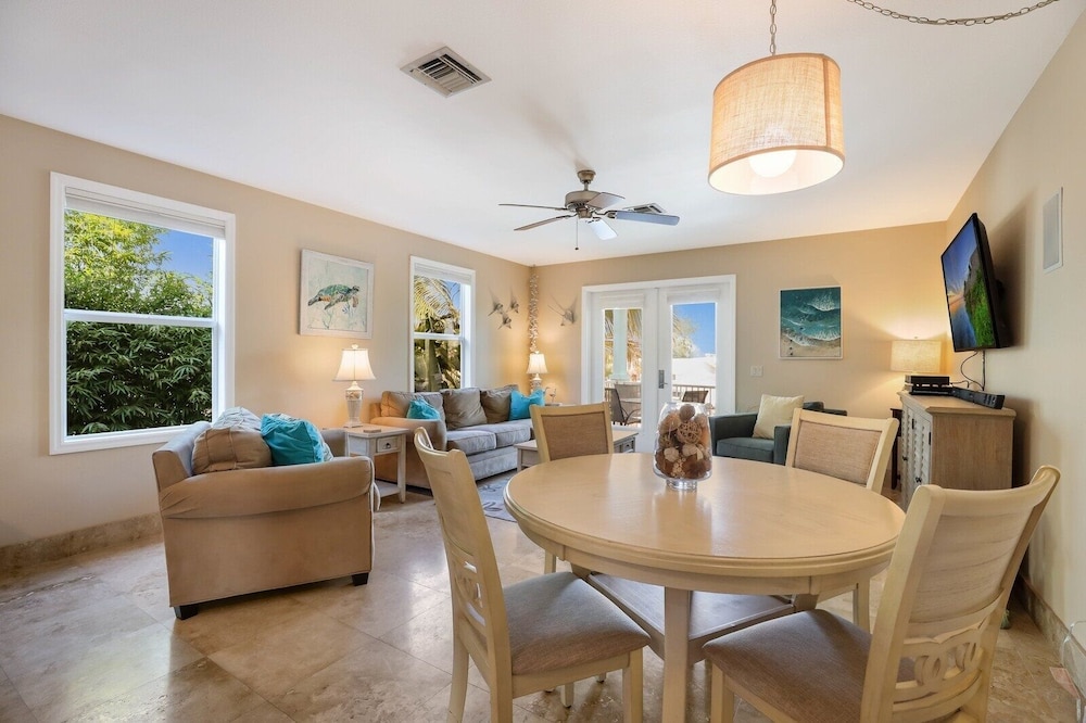 Blue Water Escape 3 Bedroom Villa by RedAwning