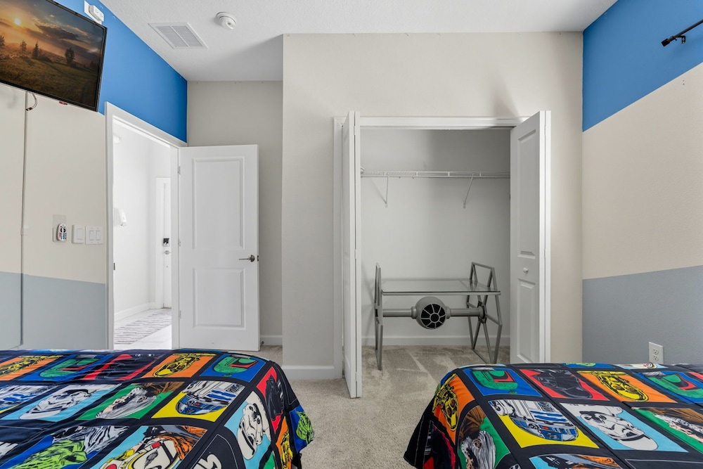 Modern 5BR Retreat Pool Water Park More