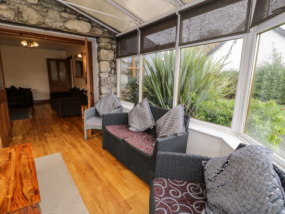 Ddol Helyg Farmhouse