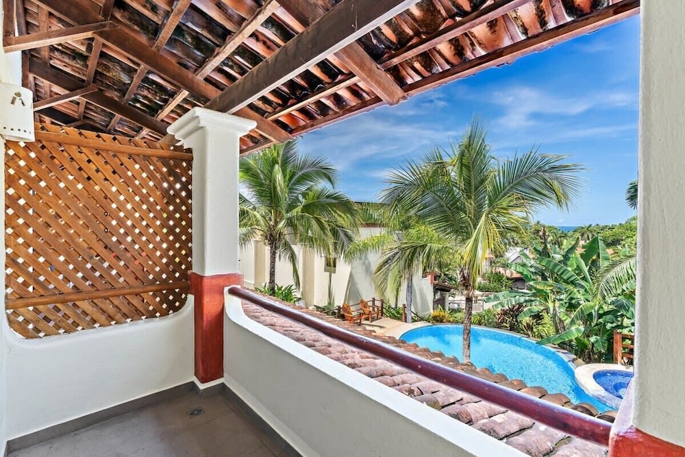 Modern Split-Level 2-Bedroom Condo with Pools, Terrace & Easy Beach Access