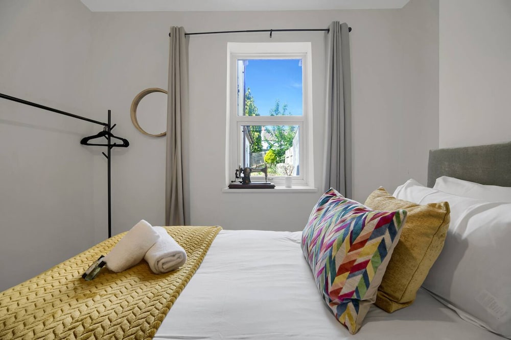 Central Chic - Huge Home - Free Wifi