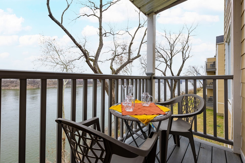 Cumberland River Views Walk to Broadway Downtown Stadium Rockin Riverfront