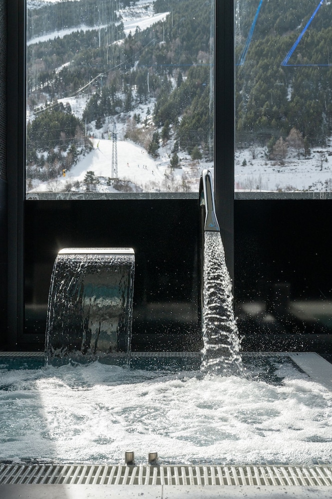 THE MIRROR & SPA by Elegant Residences