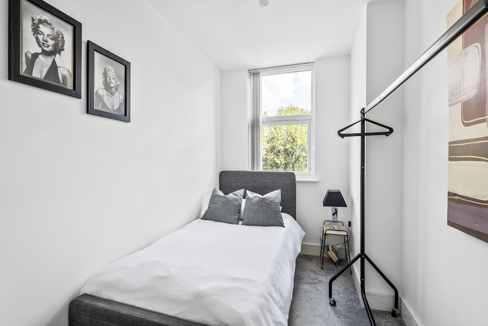 Luxurious 2 Bedroom Apartment With Free Parking
