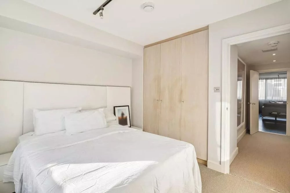 Luxurious 3-bed 2-bath Apartment in Belgravia