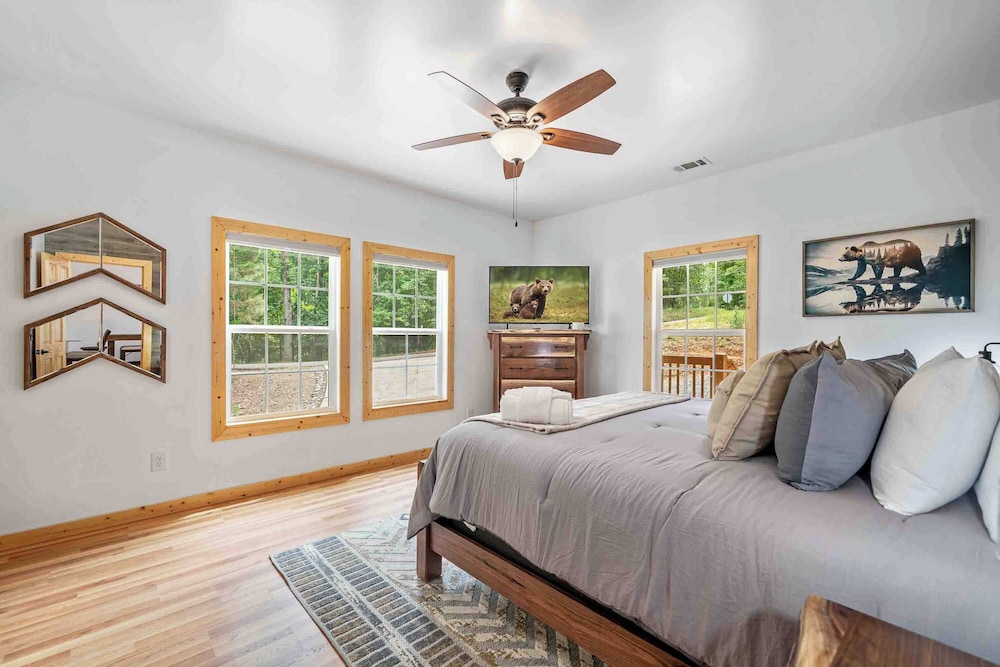New Listing - Luxurious Mountain Home for 8 With Amenities