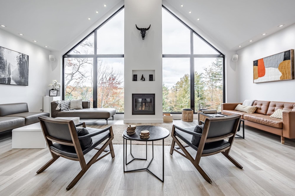 Valhalla - Scandinavian Style Chalet Directly on the Lake With Upscale Amenities and Private hot tub