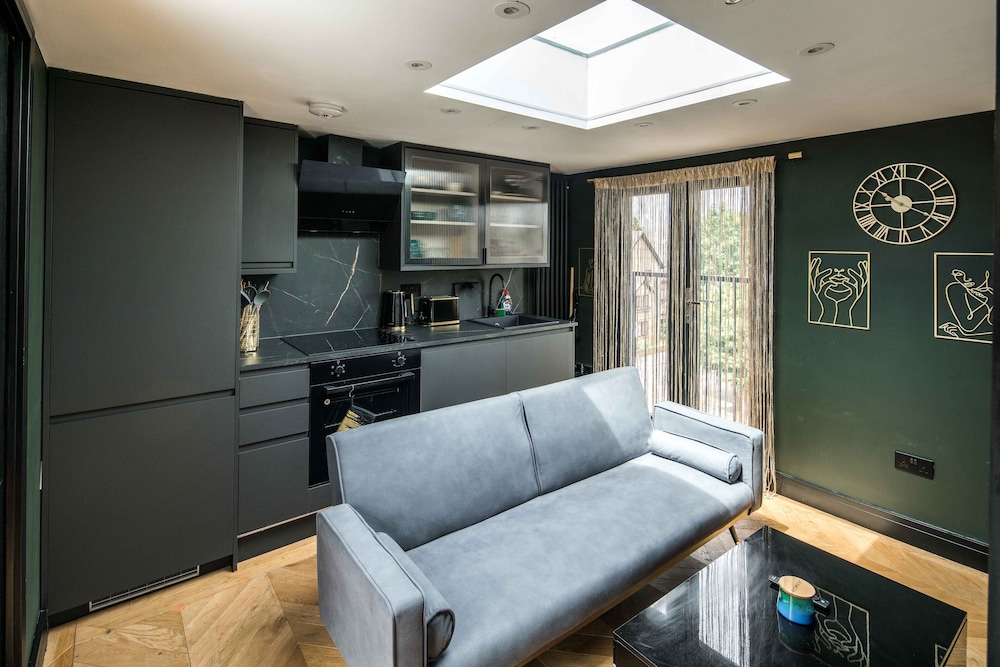 Converted Cosy 1BD Self-Contained Studio for 3