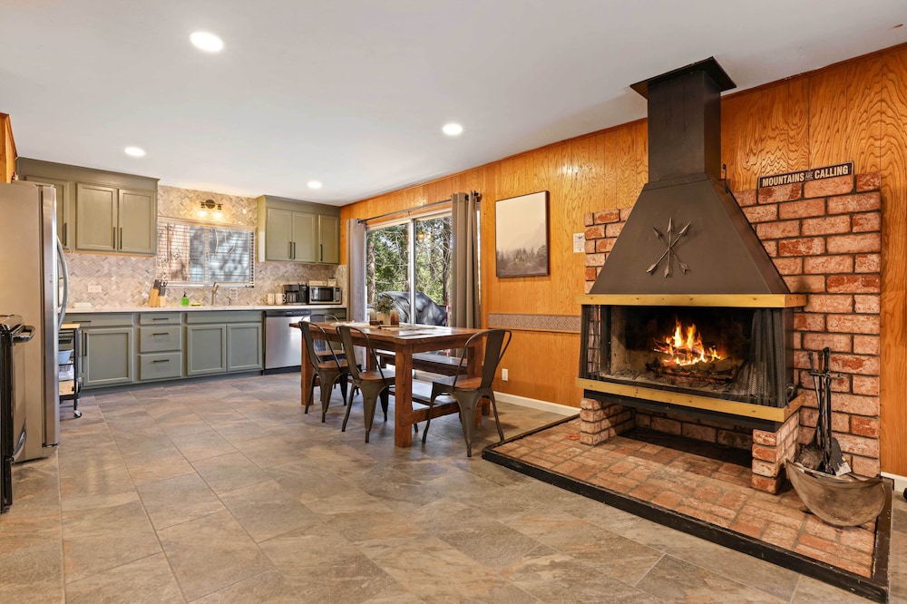 6 Mi to Pinecrest Lake: Cozy Cabin in Cold Springs