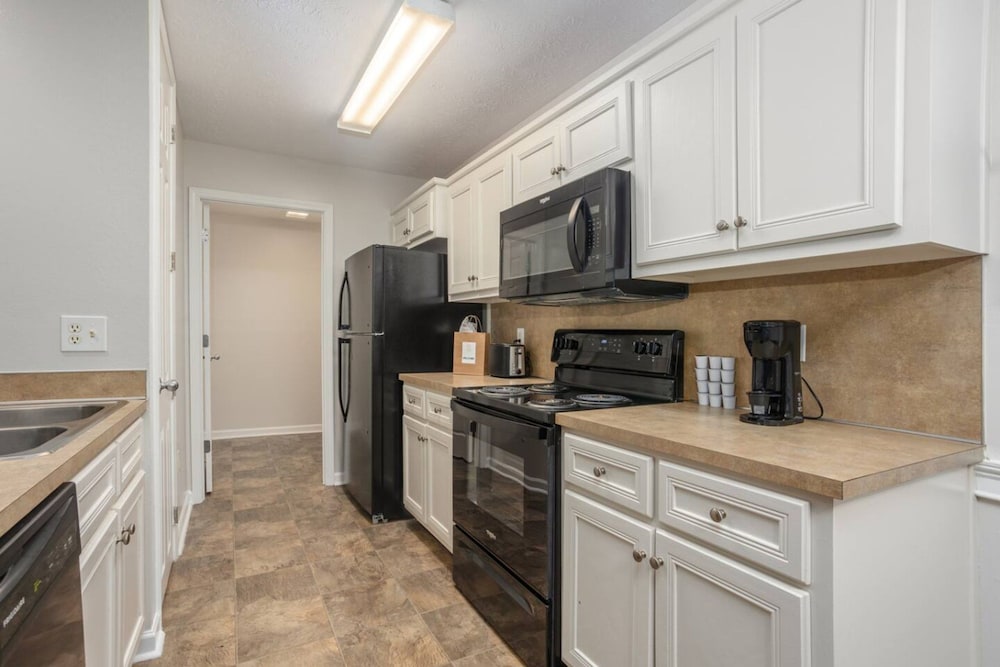 Modern 1BR With Pool and Parking Access