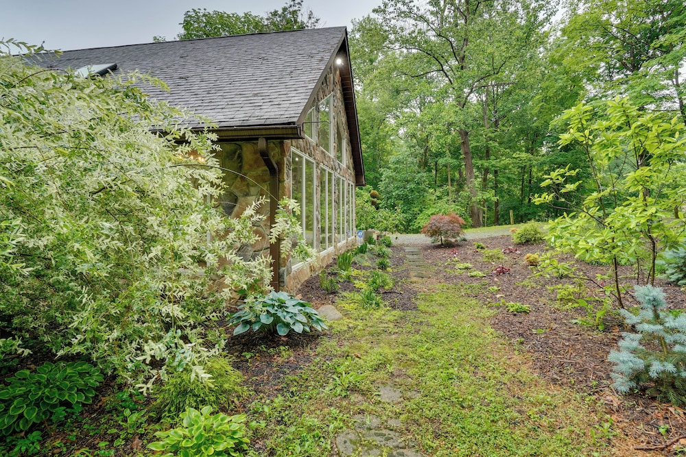 Hot Tub & Theater Room: Getaway in Falling Waters