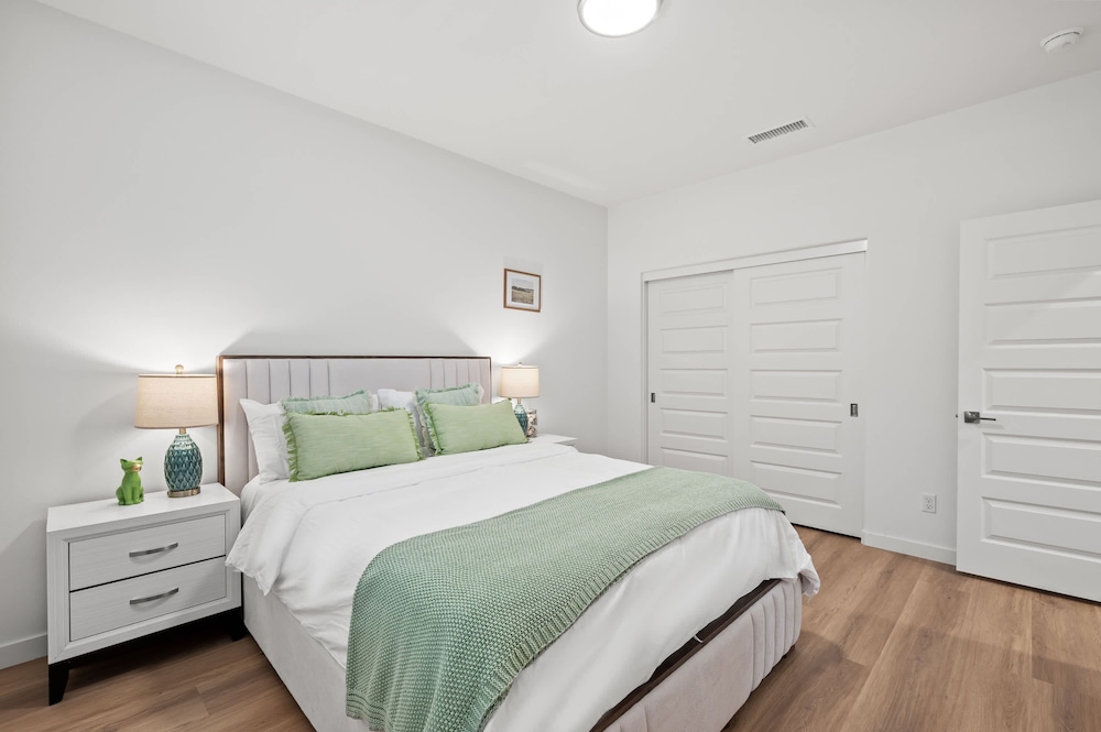 Spacious 5BR Getaway w Game Room Modern Comfort